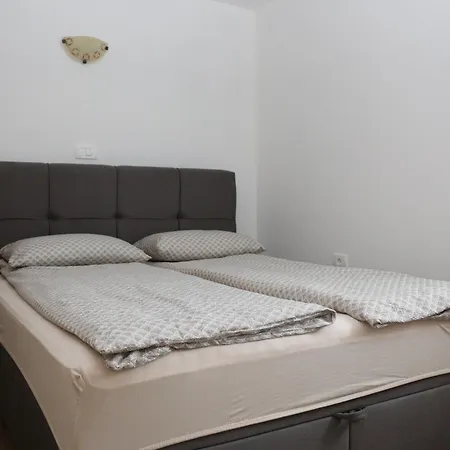 Apartment Apartma Lukovi 2 Obrov